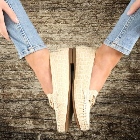 Truffles cream colored faux croc style slip on loafers! Ntn - Picture 3 of 10
